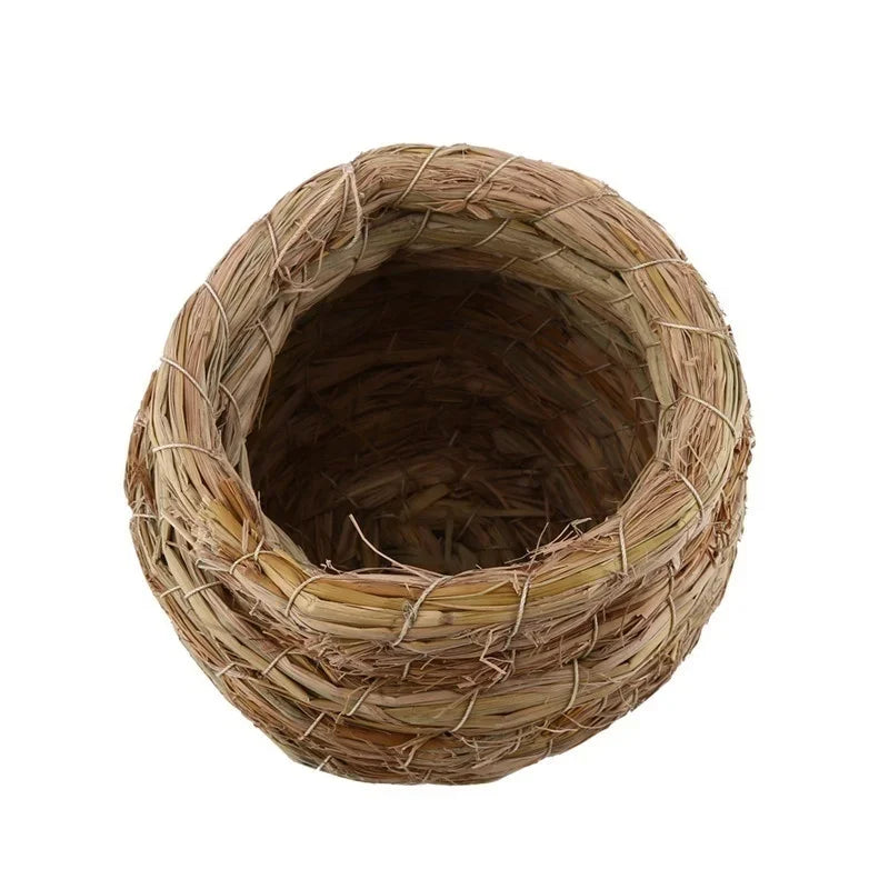 Nid d'oiseau en paille naturelle tissé à la main avec une structure ronde.
