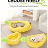 Lits de compagnie en forme de banane jaunes pour chats et chiens, sur un sol gris clair.