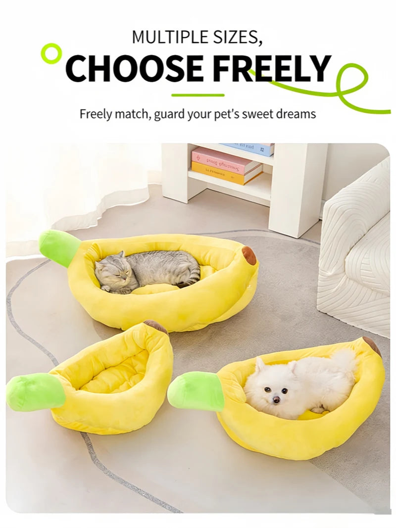 Lits de compagnie en forme de banane jaunes pour chats et chiens, sur un sol gris clair.