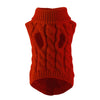 Pull en tricot orange avec poignet côtelé et corps texturé, ressemblant à une forme de chiot.