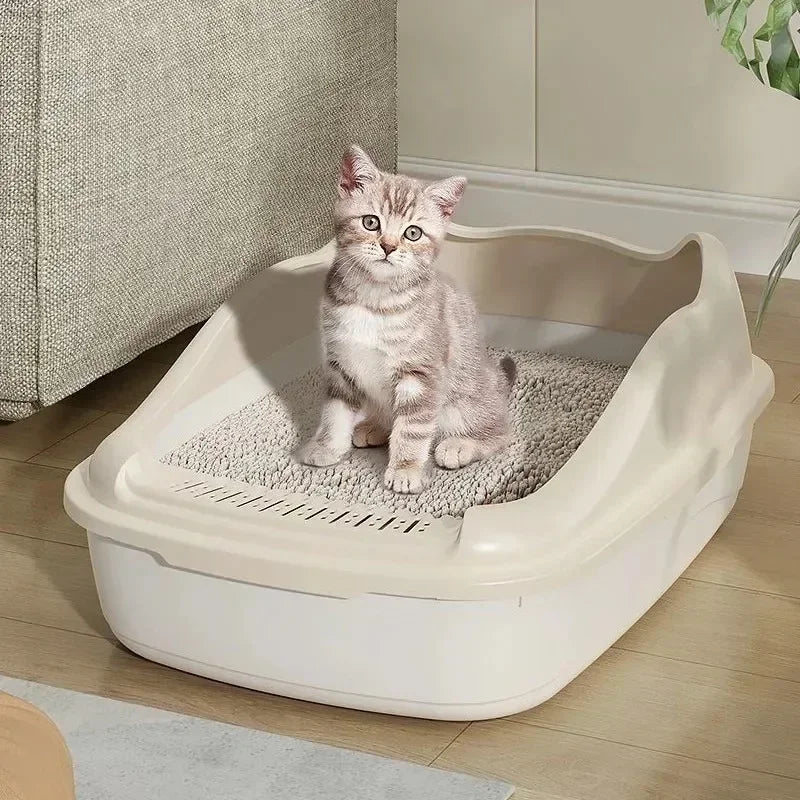 Arenero compacto de bordes altos para gatos