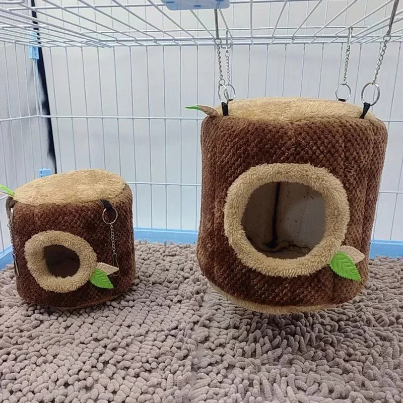Nido de hamaca redondo y marrón para hámster colgado de una estructura de alambre.