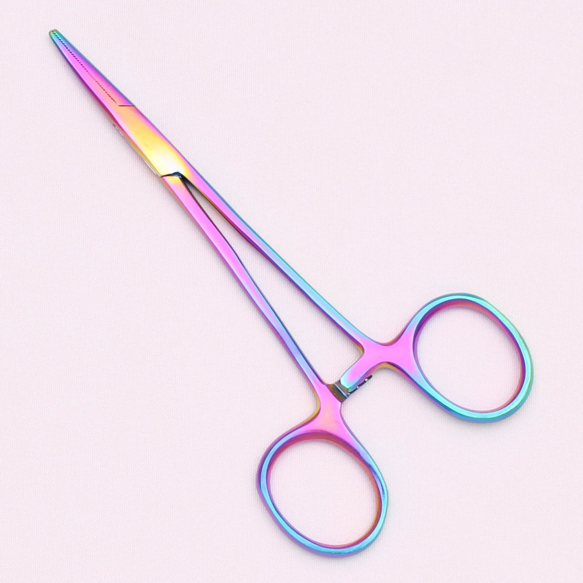 Ein Paar professioneller Edelstahl-Tierzangen mit irisierendem rosa und blauem Farbton.