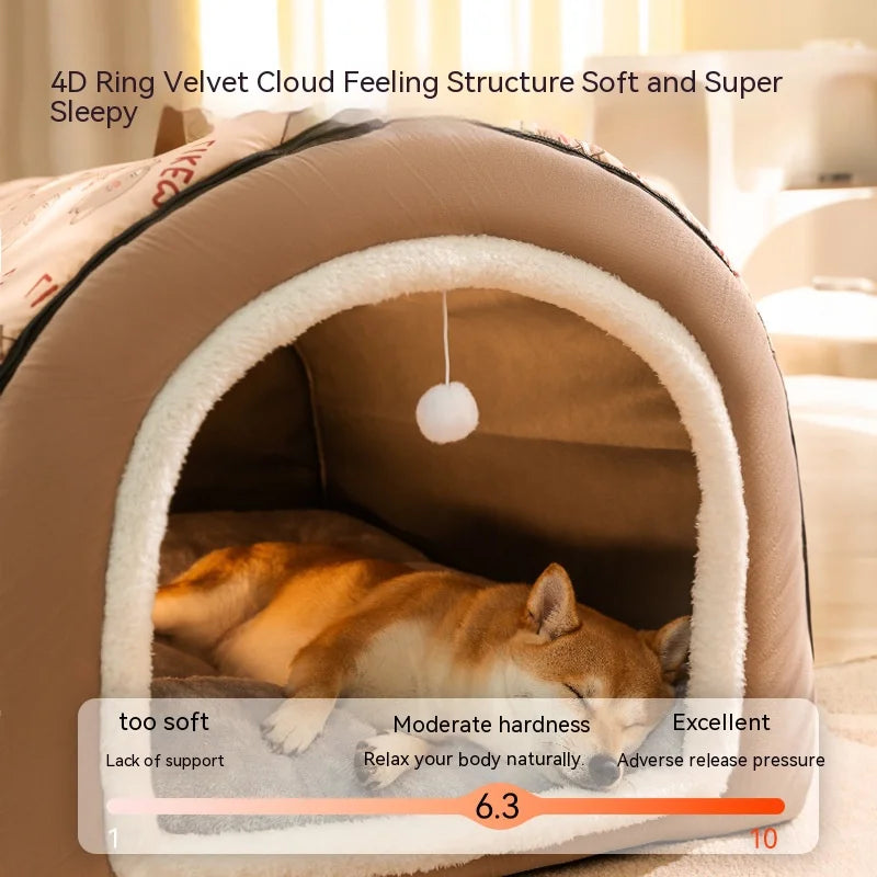 Un lit nid pour chien beige avec une structure en nuage de velours, intérieur doux et pompon blanc moelleux.