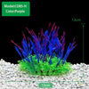 Un amas de plantes aquatiques violettes avec des accents bleus et rouges dans un lit de gravier peu profond.