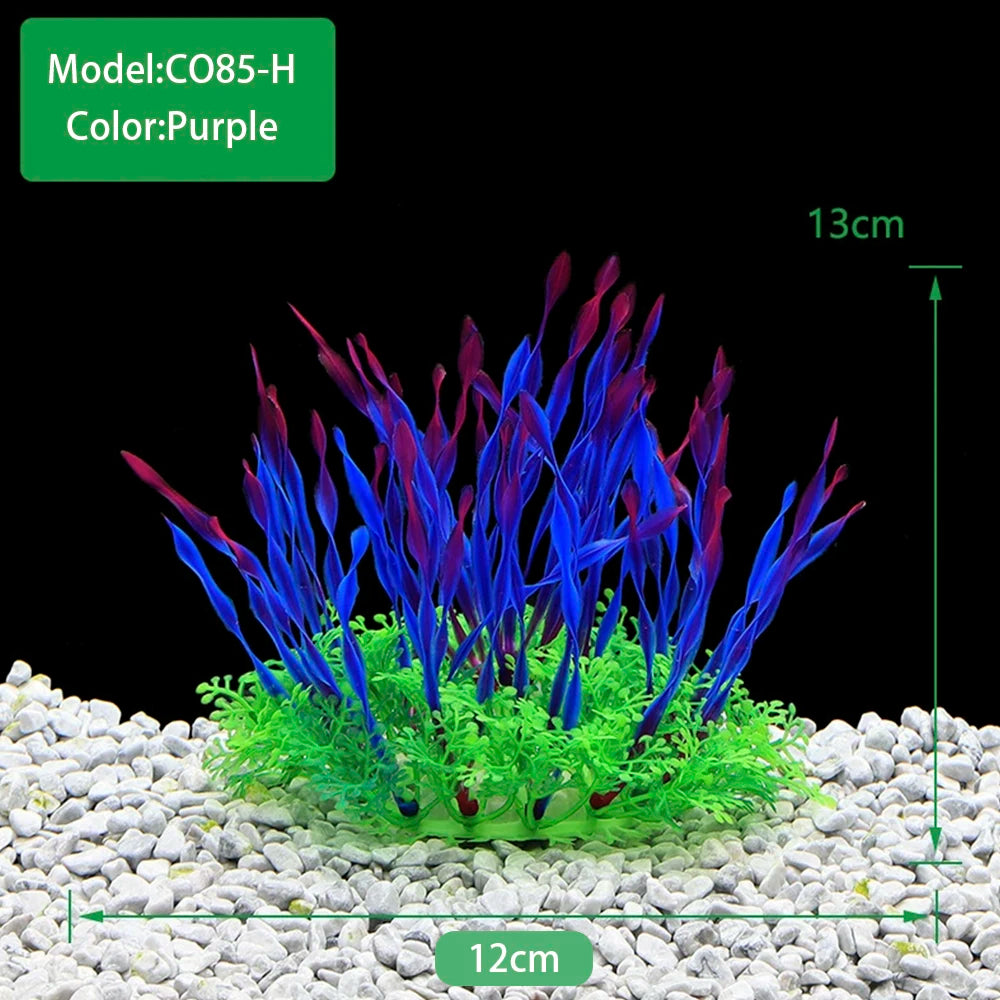 Un amas de plantes aquatiques violettes avec des accents bleus et rouges dans un lit de gravier peu profond.