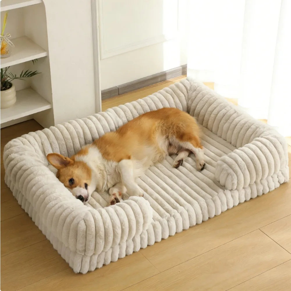 Ein flauschiger orange und weißer Hund liegt in einem beigen, gerippten Hundebett drinnen.