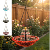 Fontaine d'oiseaux solaire à plusieurs niveaux suspendue par des chaînes, avec un bol orange-rouge et des abreuvoirs.