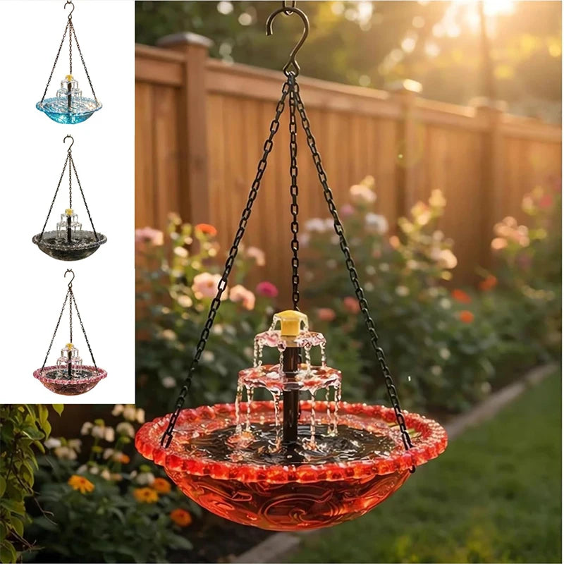 Fontaine d'oiseaux solaire à plusieurs niveaux suspendue par des chaînes, avec un bol orange-rouge et des abreuvoirs.