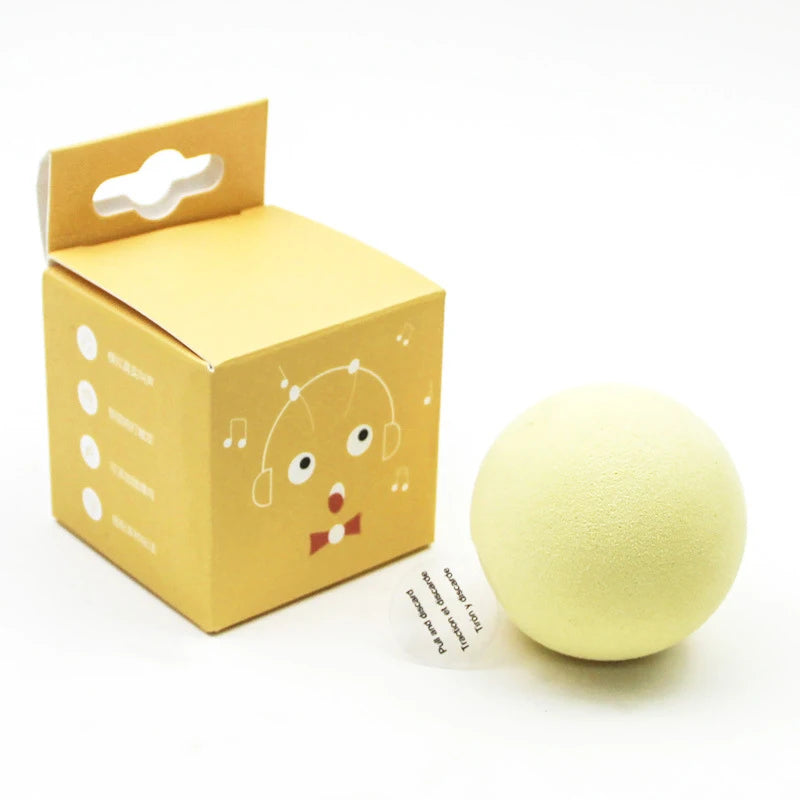 Boîte en carton jaune contenant une balle de jouet chat en peluche interactive avec sons intégrés.