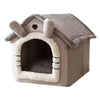 Tente pour animaux gris amovible pour chiens et chats avec toit incliné et entrée.