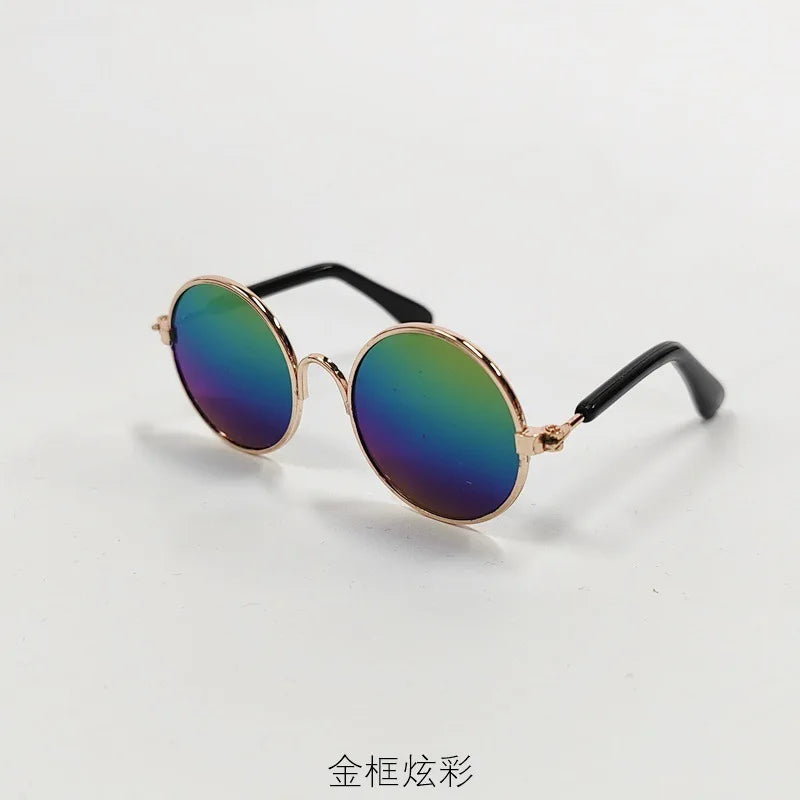 Goldgerahmte Vintage-Sonnenbrille für Haustiere mit irisierenden grün- und violetten Linsen