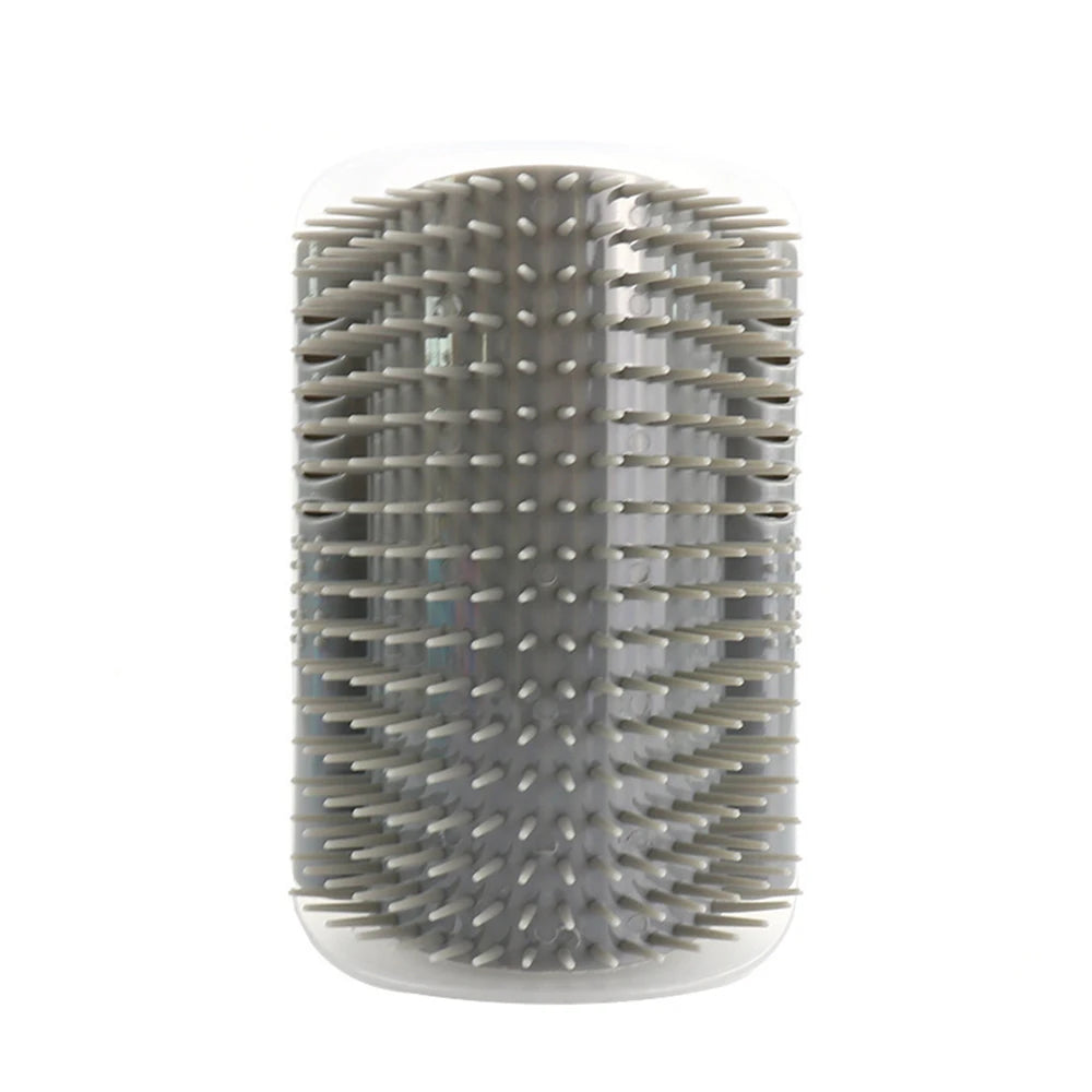 Vue rapprochée d'une brosse de toilettage montée dans un coin avec de nombreuses poils souples.