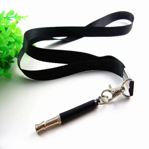 Schwarzer, verstellbarer Ultraschall-Hundeschritt-Pfeifer mit Metallclip und Lanyard.