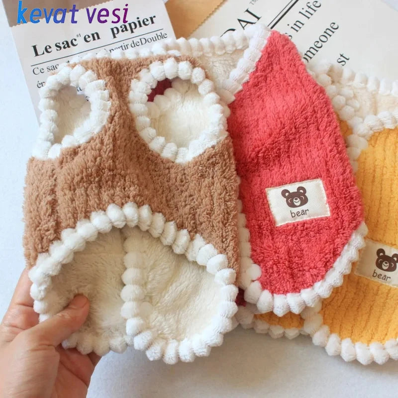 Abrigo de forro suave para mascotas (perros y gatos) en tonos beige, blanco y rosa coral.