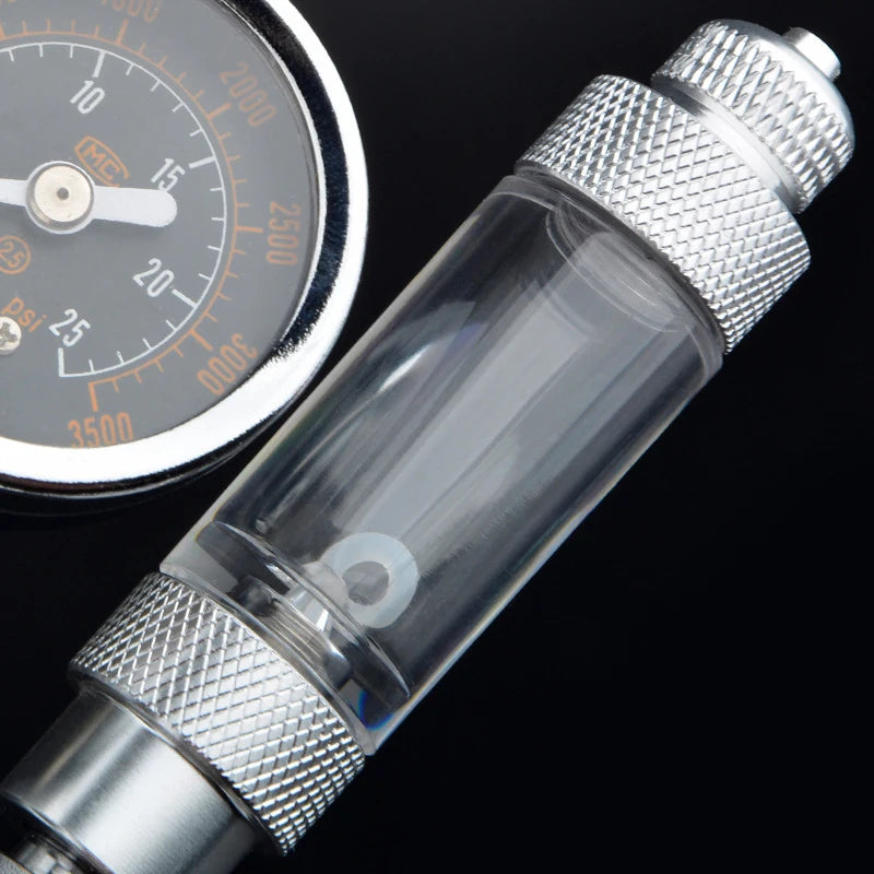 Nahaufnahme eines Aquarium-CO2-Regler-Kits mit klarem Schlauch, Metallfittings und Druckanzeige.