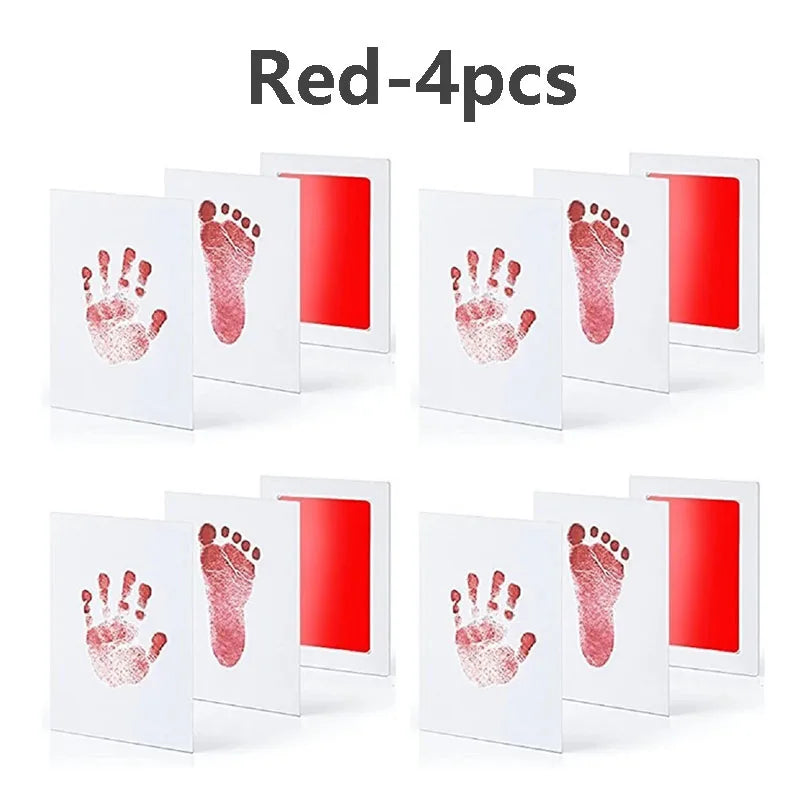 Quatre cartes d'empreintes et de pas de bébé rouges sur fond blanc.
