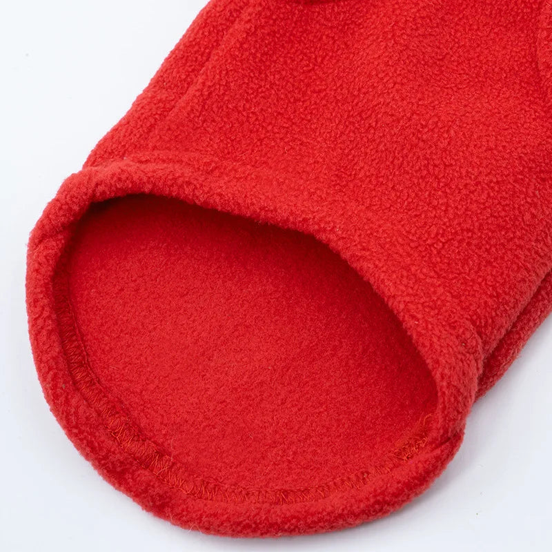 Un manteau d'hiver rouge vif et duveteux pour chien, vu de l'intérieur.