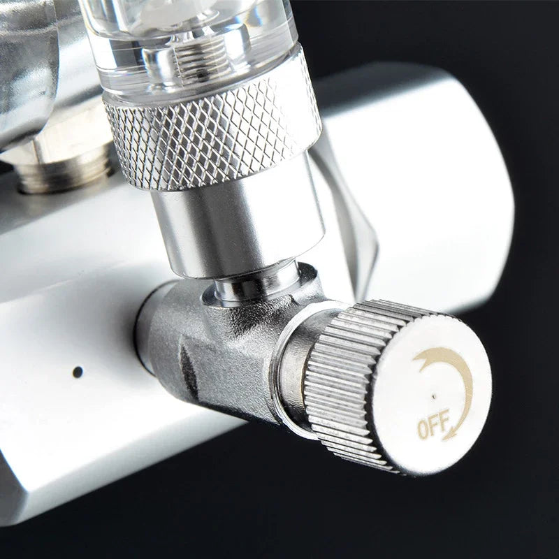 Nahaufnahme eines Aquarium-CO2-Regler-Kits mit Solenoid und doppelten Manometern auf silberner Metallkomponente.