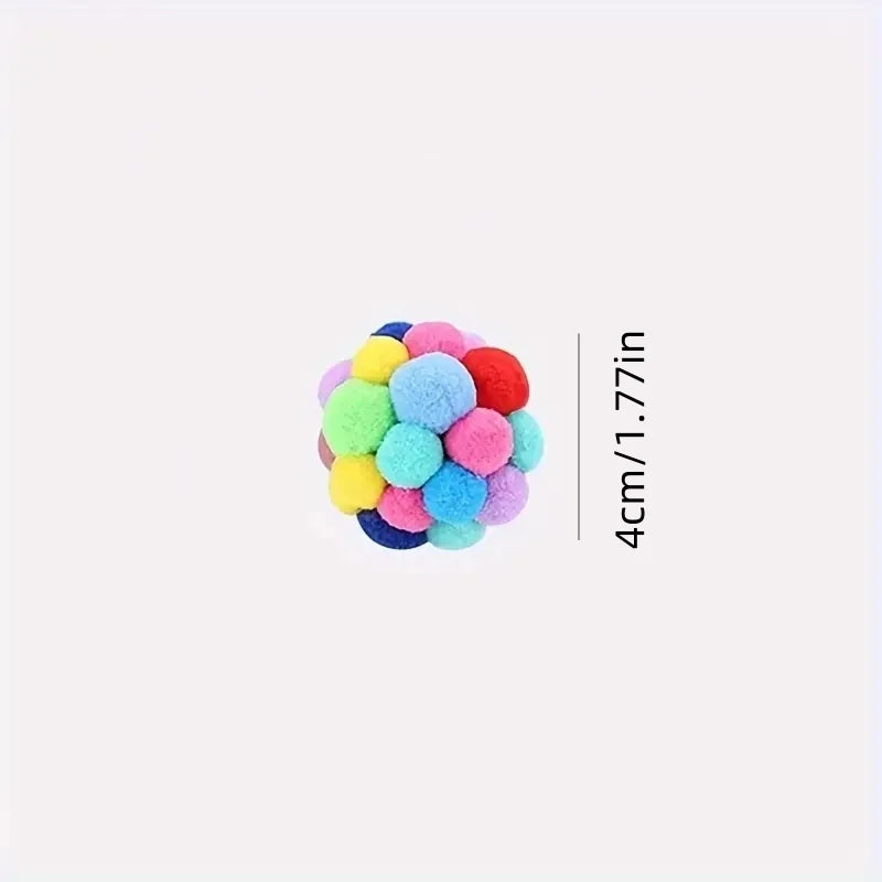 Ein Set aus drei bunten, flauschigen Katzenspielballen in Gelb-, Blau-, Pink- und Grüntönen.