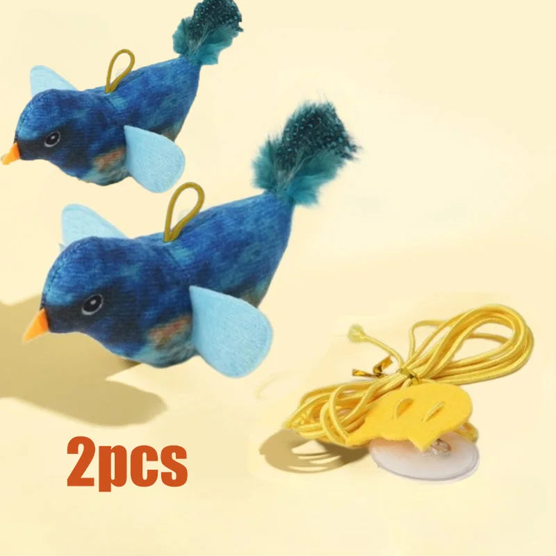 Zwei blaue und türkise interaktive Katzenvogelspielzeuge mit flauschigen Schwänzen und gelbem Faden.