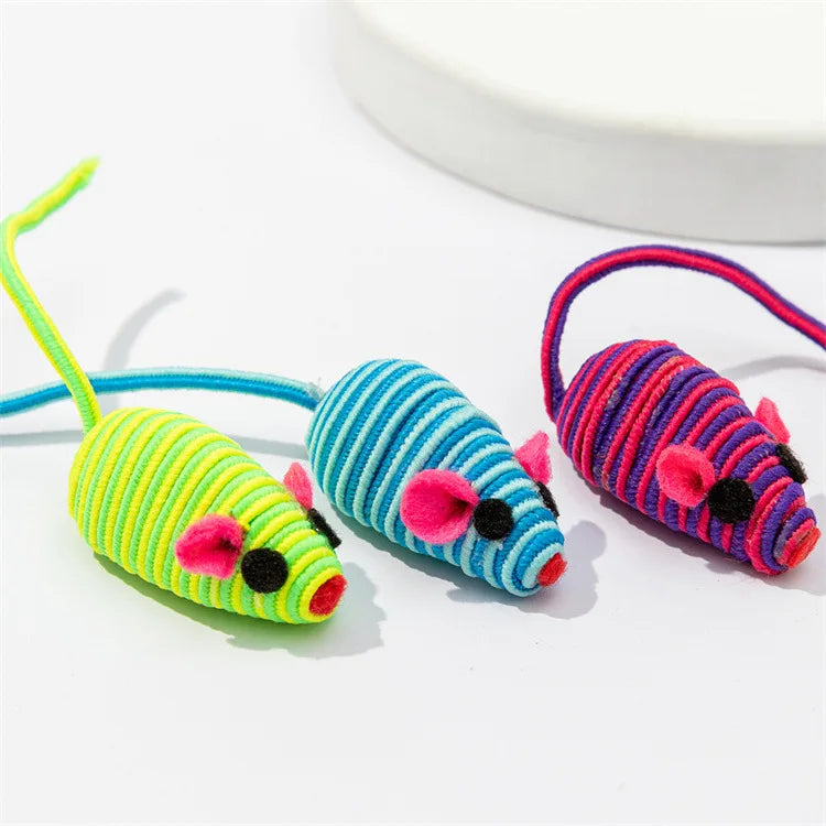 Un set de trois jouets à la souris pour chat, colorés avec des grattements, en jaune, bleu et violet.