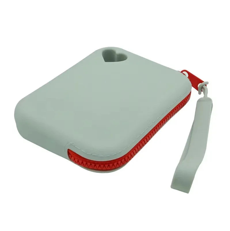 Bolsa de silicona verde claro para premios de perro con correa roja adjunta.