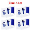 Cartes empreinte de main et pied bleues pour souvenirs, montrant quatre empreintes sur cartes blanches.