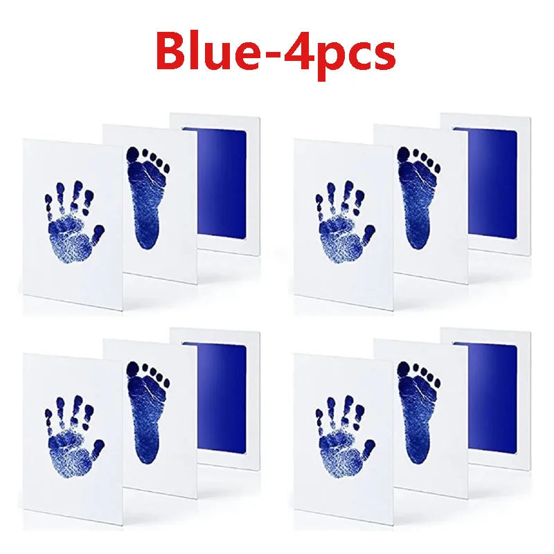 Cartes empreinte de main et pied bleues pour souvenirs, montrant quatre empreintes sur cartes blanches.