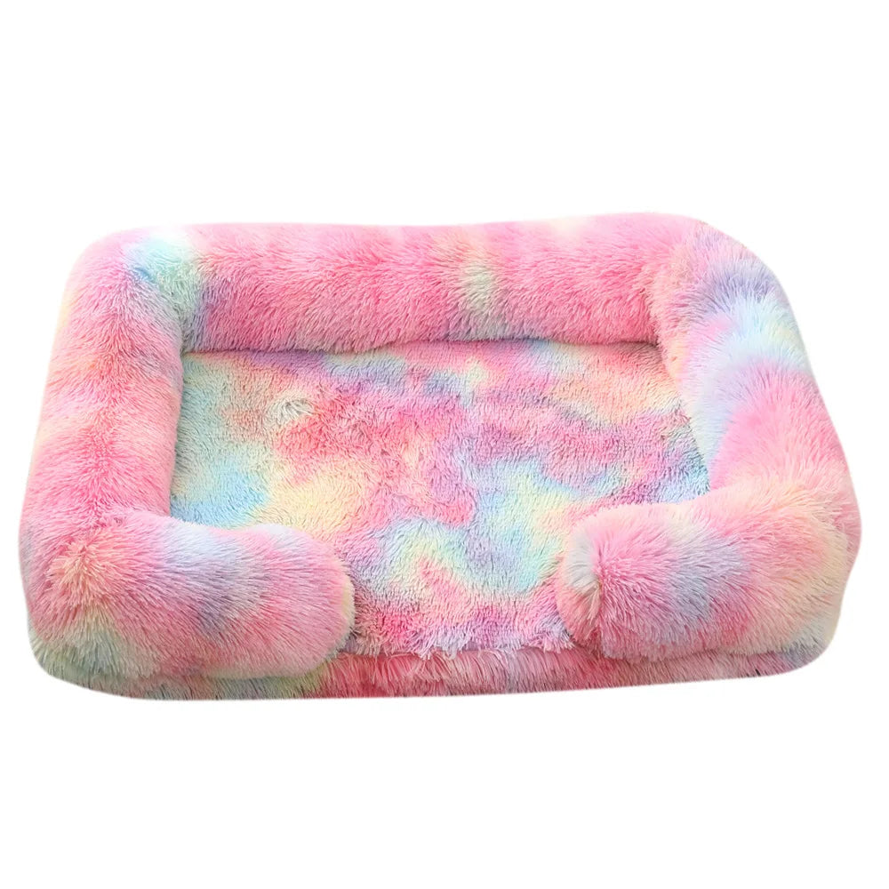 Ein großes Plüsch-Hundbett mit rosa-blauer Aquarell-Fellmuster.