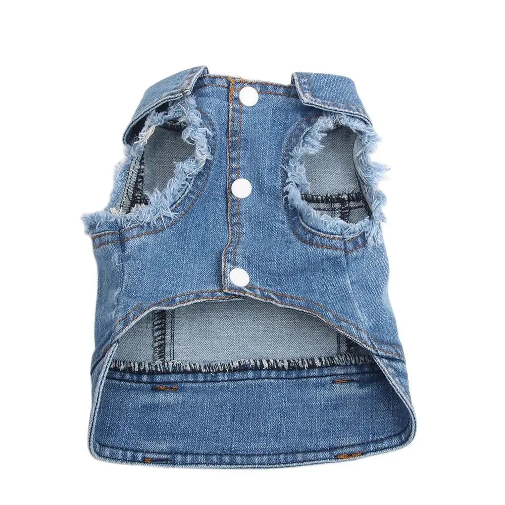 Gilet en denim avec bords effilochés et une fente, conçu comme une veste classique pour animaux de compagnie.