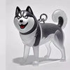 Figurine de chien gris et noir avec une queue duveteuse, vue de profil.