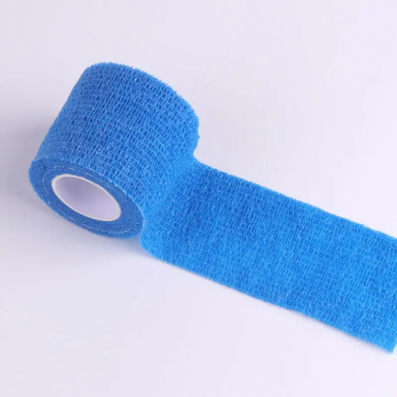 Ein Rollen leuchtend blauer selbstklebender Tattoo-Griffverband.