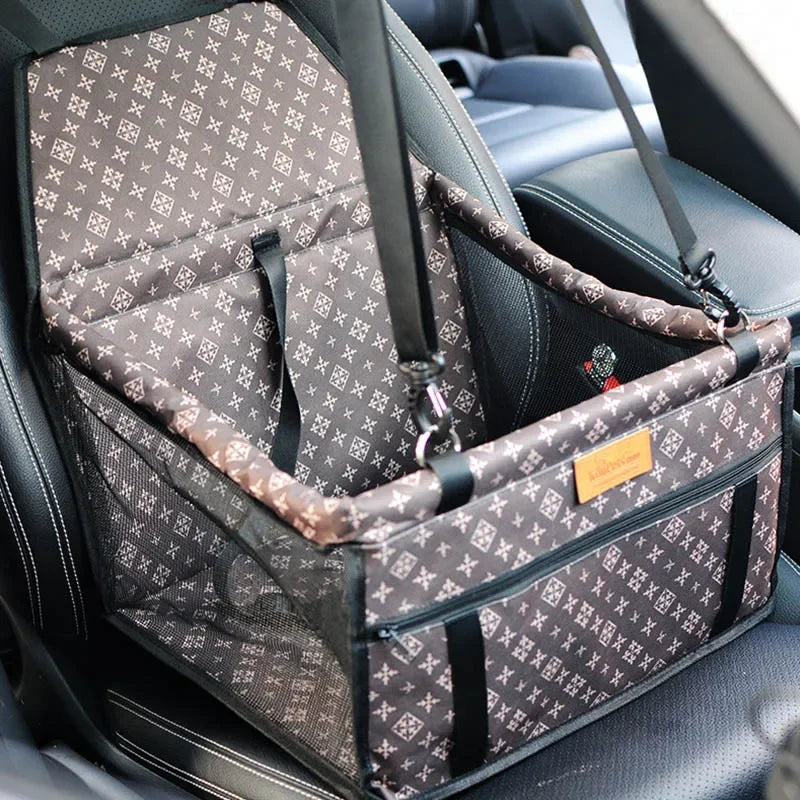 Siège auto pliable pour animaux avec poches de rangement en maille, tissu à motifs noir et marron.