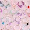 Collection de colliers pour animaux faits à la main pour chiens et chats dans diverses couleurs pastel et accents de perles.