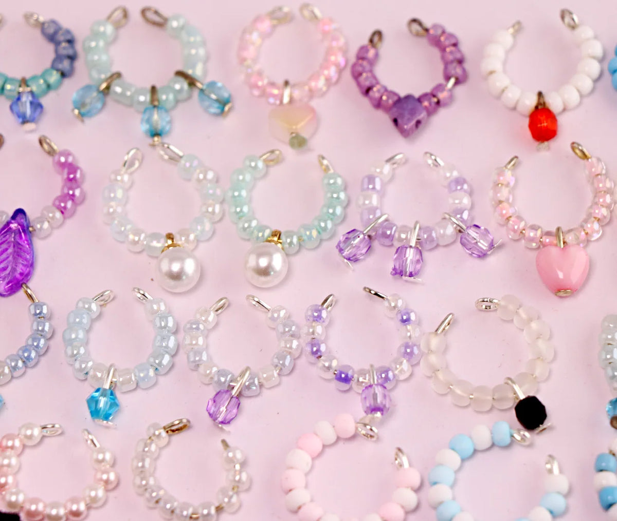 Collection de colliers pour animaux faits à la main pour chiens et chats dans diverses couleurs pastel et accents de perles.