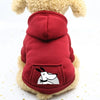 Rotes Fleece-Kapuzenpullover für Hunde mit einem Cartoon-Gesicht-Patch.