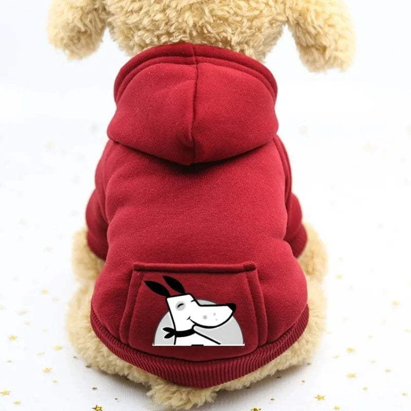 Rotes Fleece-Kapuzenpullover für Hunde mit einem Cartoon-Gesicht-Patch.