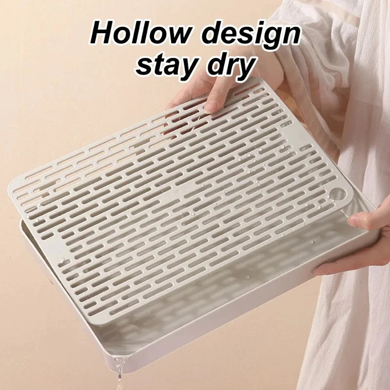 A white, hollow design pet litter tray is being held by a hand, demonstrating its ability to stay dry.
