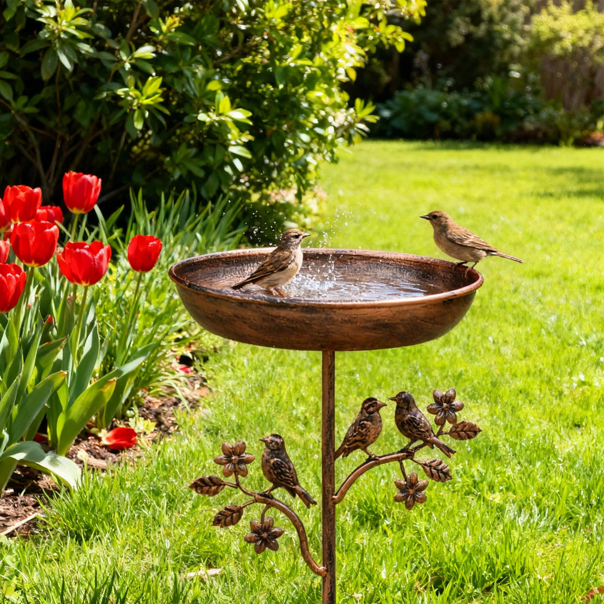 Robuste Außenschale mit Vogel, montiert auf einem Metallständer in einer sonnigen Gartenumgebung.