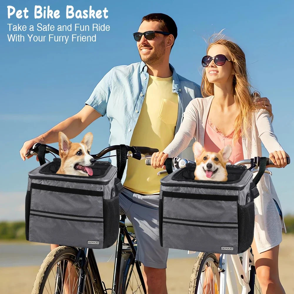 Un homme et une femme avec des paniers pour animaux extensibles montés sur leurs vélos.