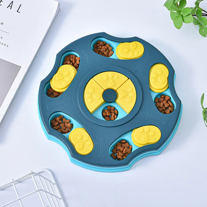Jouet distributeur à puzzle en silicone bleu pour animaux, avec compartiments de tailles variées et de la nourriture en granu