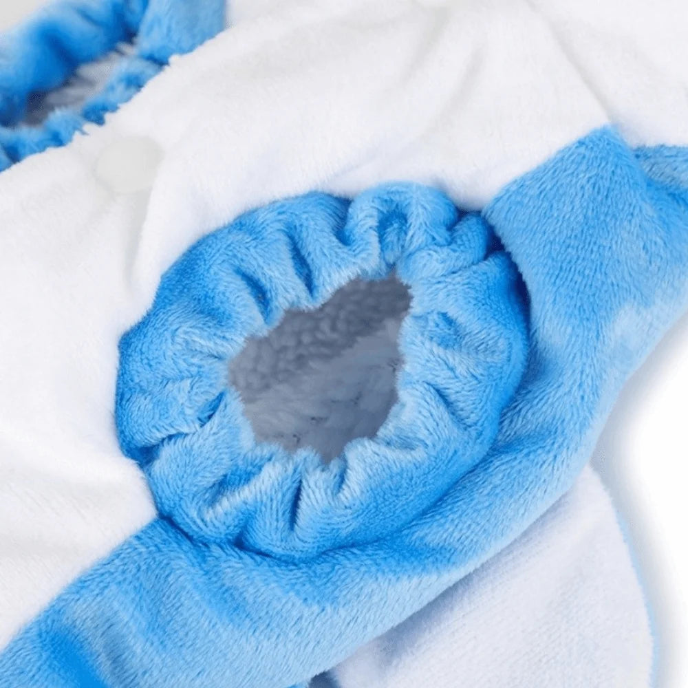 Blaues Fleece-Tierfisch-Cosplay-Kostüm mit Ausschnitt auf weißem Hintergrund