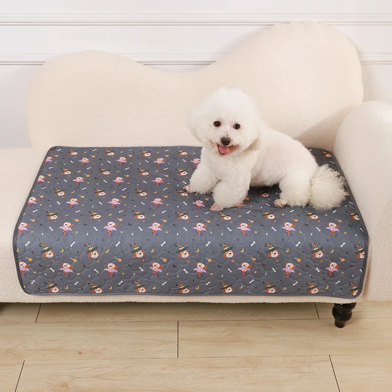Un cachorro blanco y esponjoso está acostado en una alfombra desechable para pañales de mascotas de color gris y estampado.