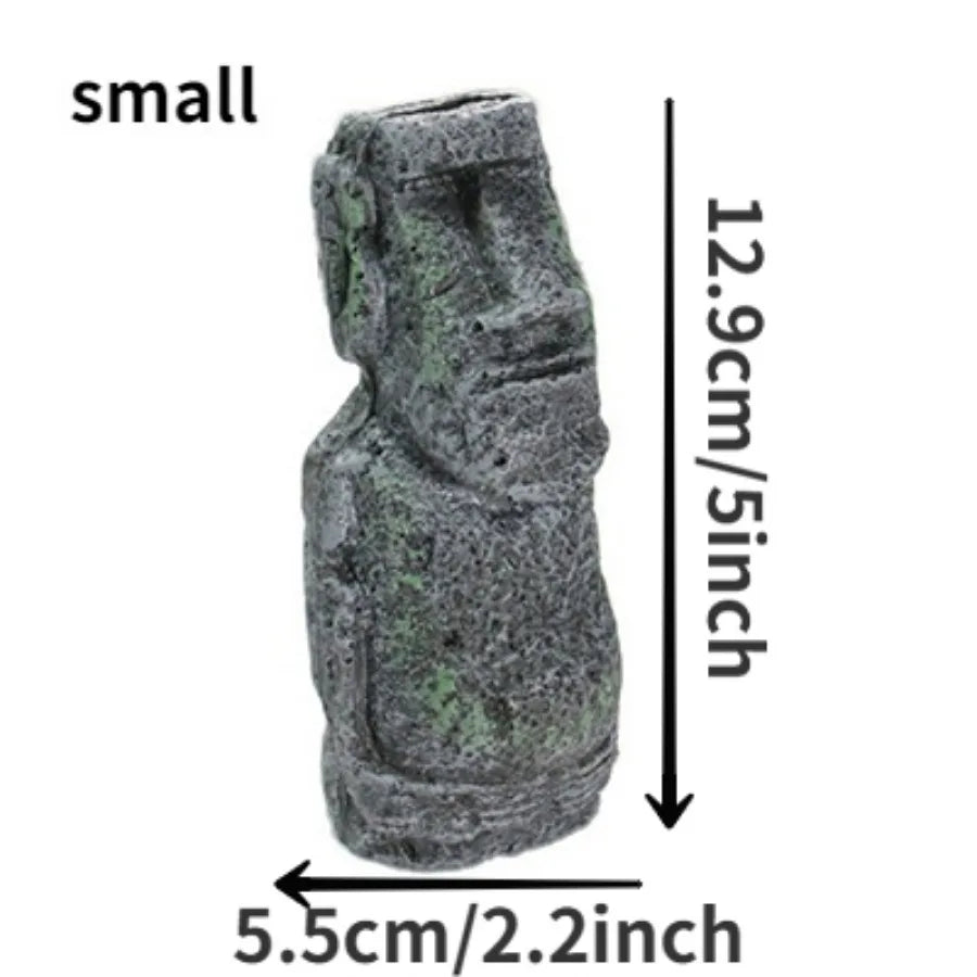 Pequeña estatua de resina de una figura Moai de la Isla de Pascua, de color gris.