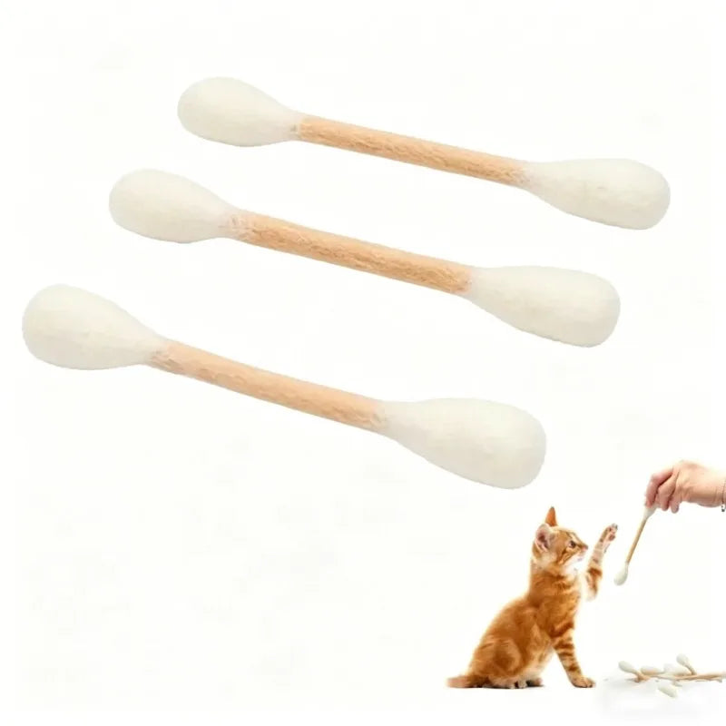 Un juego de seis juguetes de hisopo para catnip de gato gigante en blanco y madera natural, mostrados con un gatito.