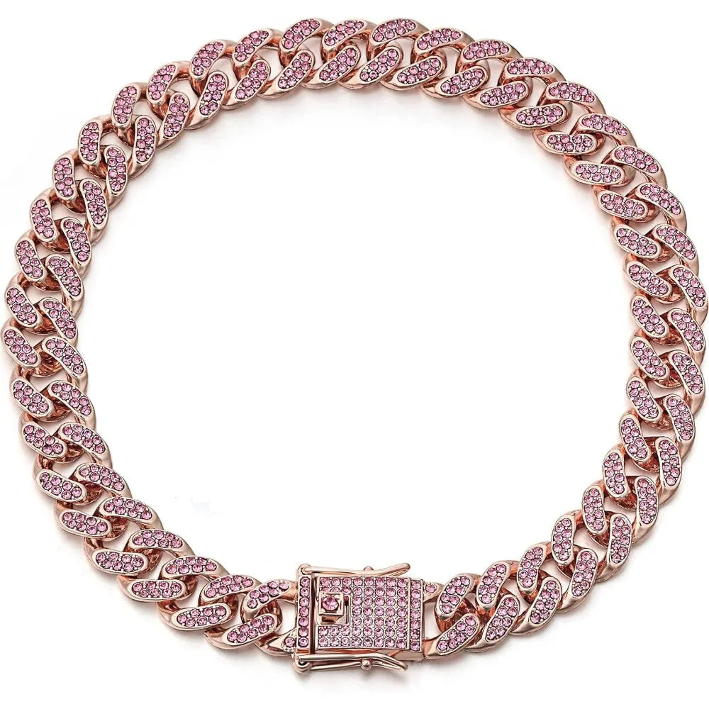 Collier pour chien en chaîne rose or incrusté de diamants roses.