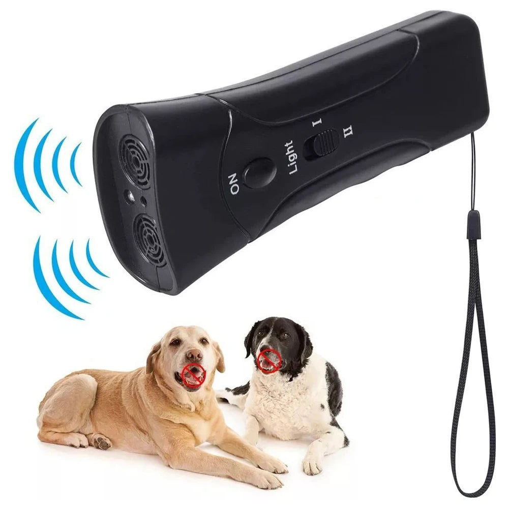 Ein schwarzes Ultraschall-Hundbell-Abschreckgerät neben zwei Hunden.