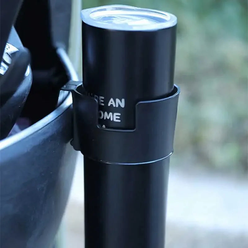 Support portable noir pour boisson avec lumière claire, monté sur un véhicule.