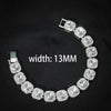 Gros plan d'un collier statement en maillons cubains de diamant, largeur de 13 mm, sur fond noir.